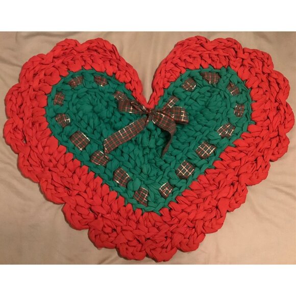Handmade Heart-Shaped Woven Rug Red Green Accents Festive Bow Trim Christmas - Picture 1 of 8